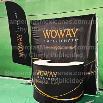 Muro publicitario personalizado, bandera publicitaria personalizada y escritorio stand curvo para empresa WOWAY en expo