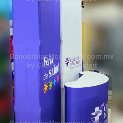 Muro publicitario y escritorio stand curvo personalizados